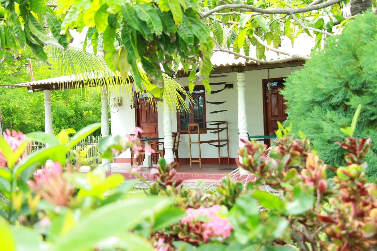 Lobster Inn Trincomalee Exterior photo